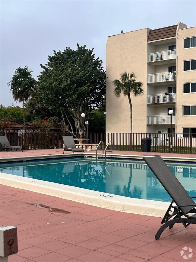 Building Photo - 6940 Miami Gardens Dr Unit 1-425 Rental