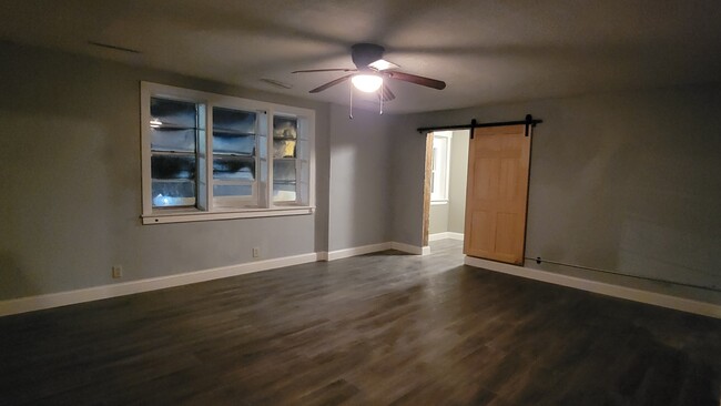 Spacious living room, over 15x18 feet! - 127 E Main St Unidad Apt. 3