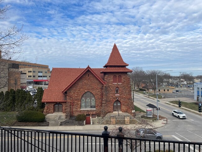 Building Photo - GrandAveW302-6 Unit GrandAveW302_6