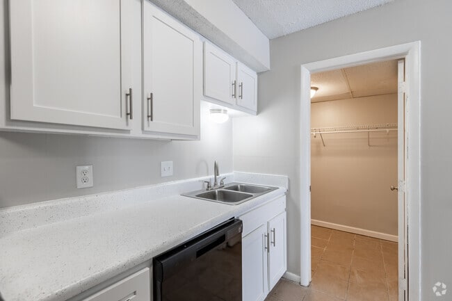 2BR, 1,5BA - 1.215SF - Stone Brooke Apartments Homes