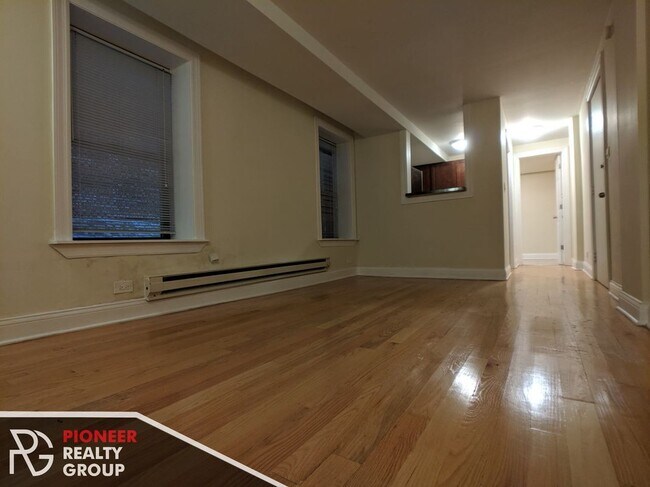 Building Photo - 1347 N Dearborn St Unit 101