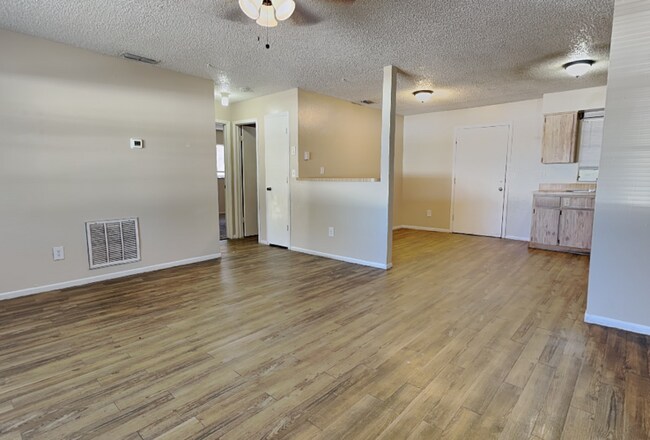 Photo - 15696 Bolesta Rd Unidad Apt A