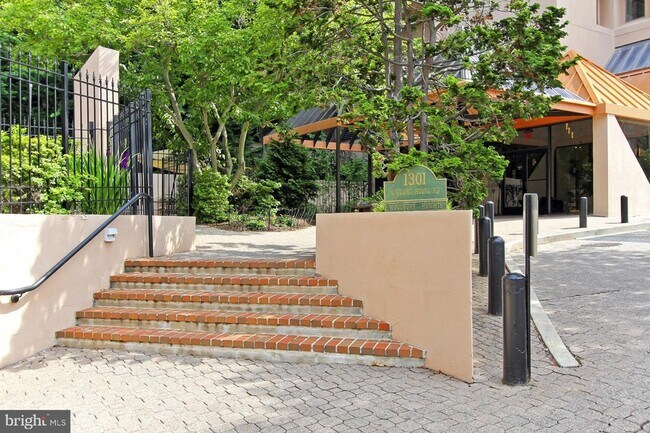 Photo - 1301 N Courthouse Rd Unit 1503