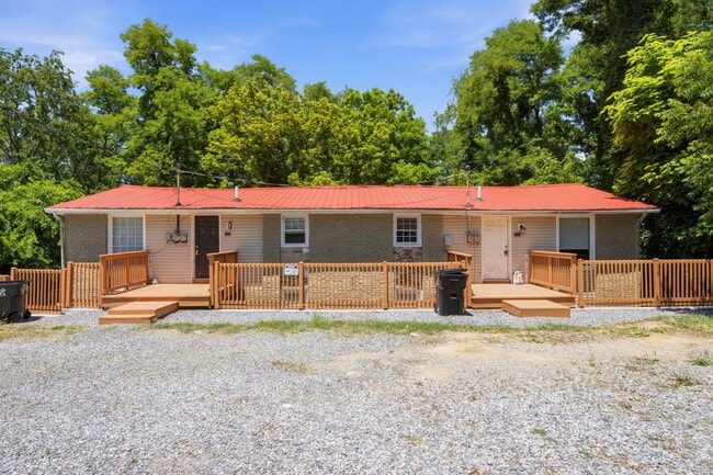 Building Photo - 2 Bed / 1 Bath. Pet Friendly. Off street parking. Unit 2