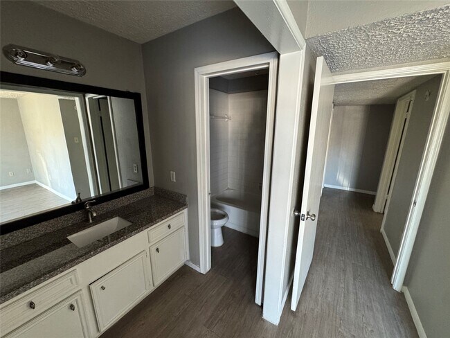 Building Photo - 13611 Ravensway Dr Unit B