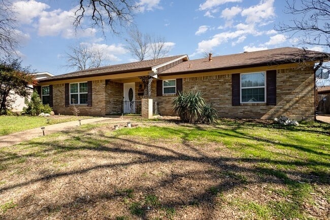 Photo - 2404 Crestview Cir