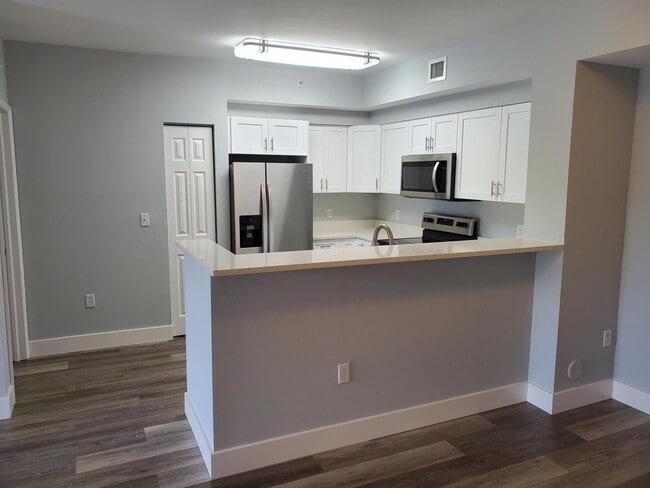 Building Photo - 8070 N Nob Hill Rd Unit 106