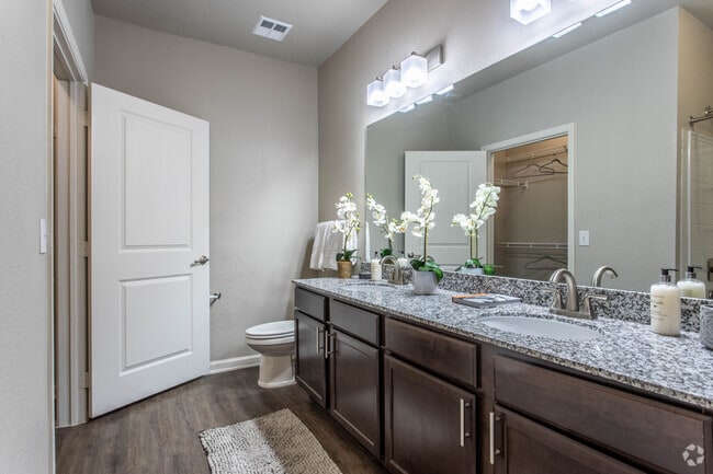 2 BR, 2 BA - 1060 SF