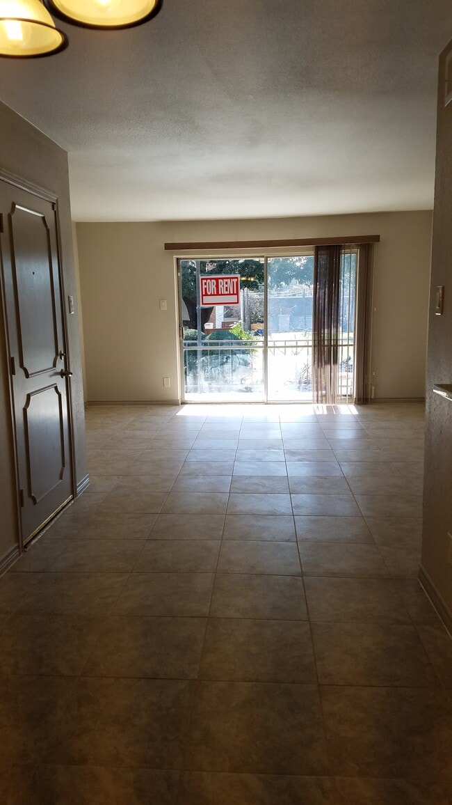 Living room - 4320 Holland Ave Unit 201