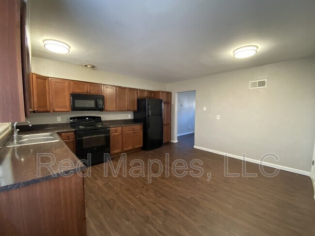 Photo - 321 Iron St
