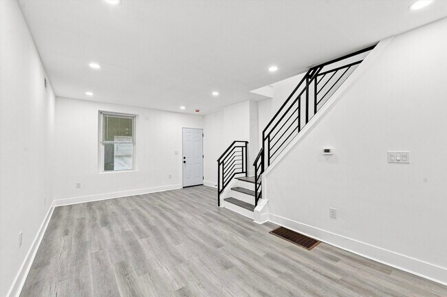 Photo - 5729 Hadfield St