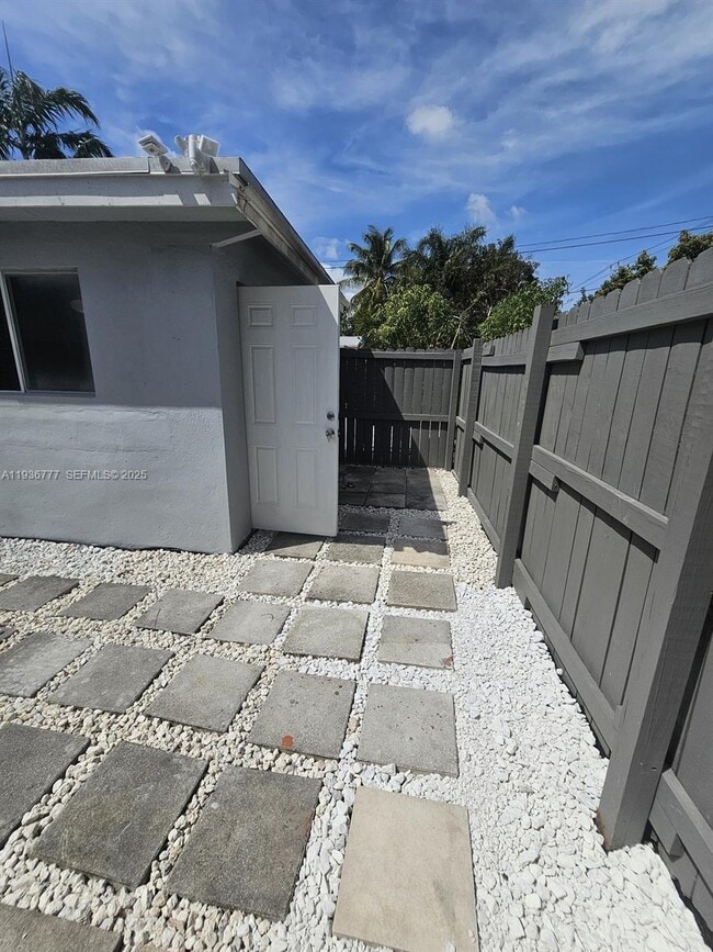 Building Photo - 2315 Cleveland St Unit 0