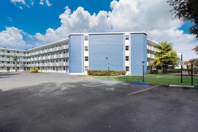 Building Photo - 1351 NE 191st St Unit E 106