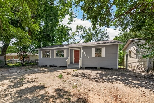 1089 Conklin St