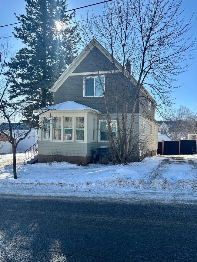 Building Photo - AVAILABLE JUNE - 5 Bed, 2 Bath Newly Renovated Home