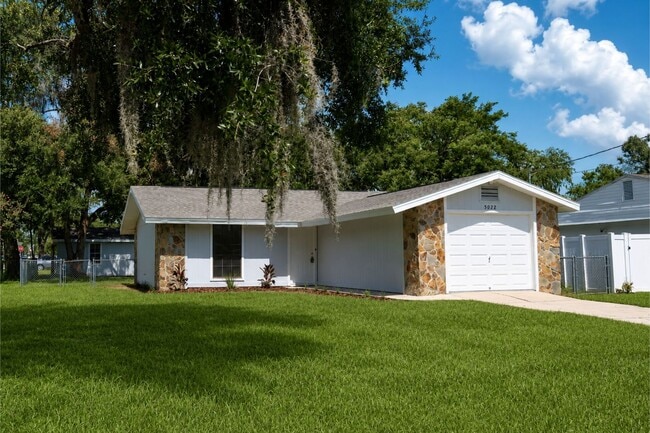 Building Photo - 2 Bedroom, 1.5 Bathroom Home for Rent in Zephyrhills!