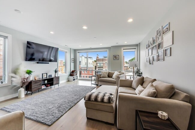 Photo - 2429 W Augusta Blvd