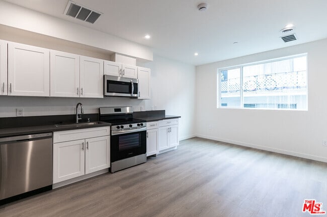 Building Photo - 1227 N Berendo St Unit #303 Rental