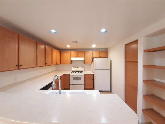 Photo - COME SEE THIS CUTE CONDO!