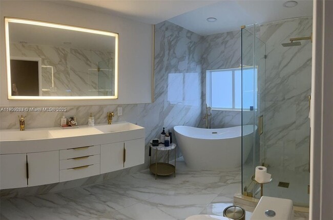 Building Photo - 568 N University Dr