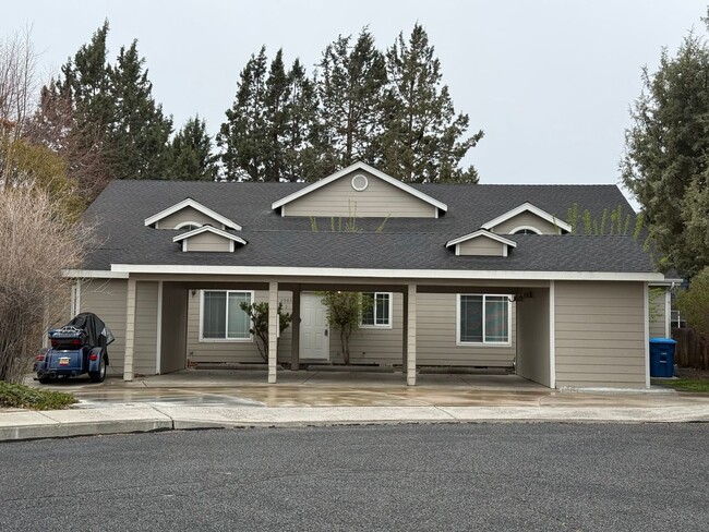 Building Photo - Conveniently Located 1 Bed/1.5 Bath Apartment - NE Bend Unit 2