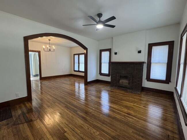 Photo - 207 S Elm St