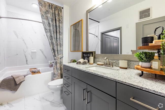 1 BR, 1 BA - 739SF