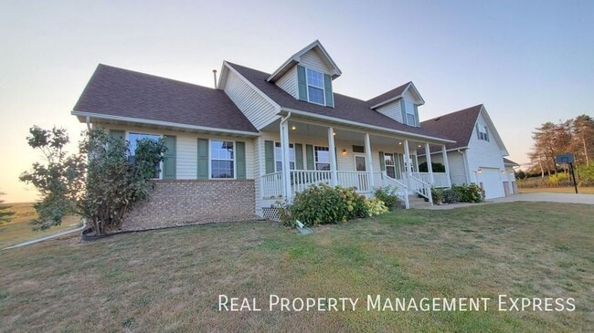 Photo - 305 N Pine Lake Dr
