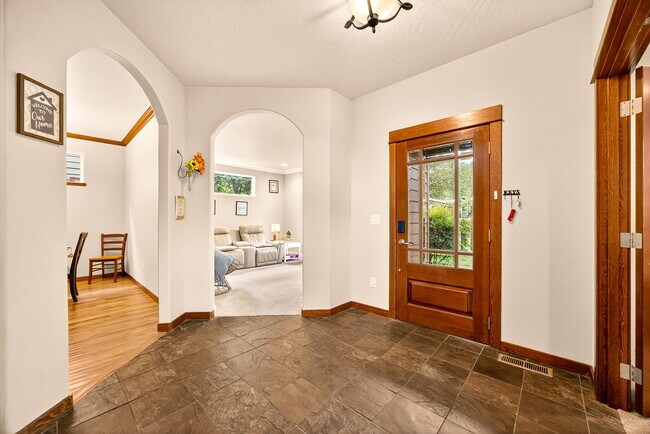 Photo - 1719 Lithia Way