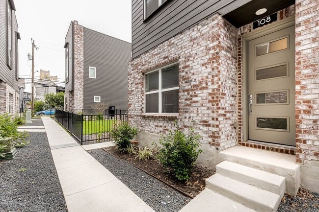 Photo - 210 W Poplar St Townhome