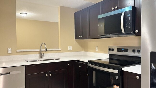 Building Photo - 1103 Golden Lakes Blvd Unit 1011