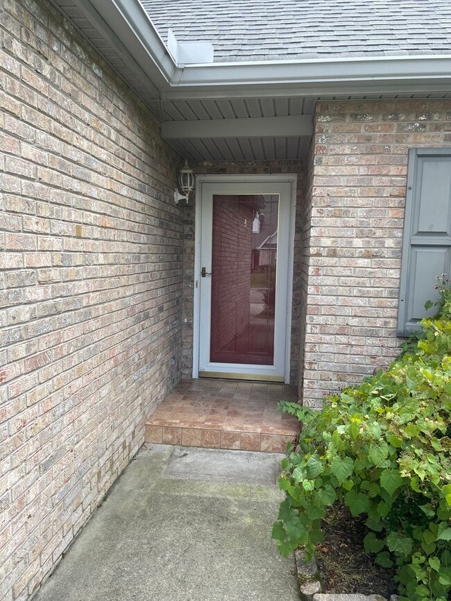 Photo - Knoxville 37917 - 2 bedroom, 2 bath condo - Call Lisa Vineyard or Shannon Russell 865-216-9334