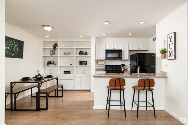 Building Photo - 8055 E Thomas Rd Unit Scottsdale Condo