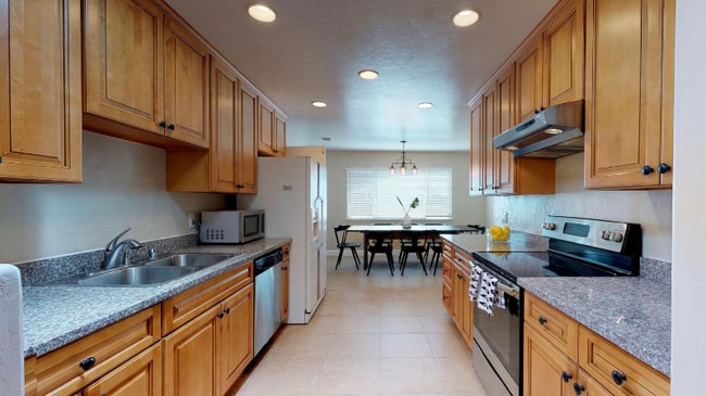 Photo - 875 September Dr