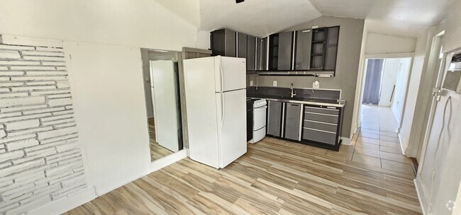 Building Photo - 1824 Roosevelt St Rental