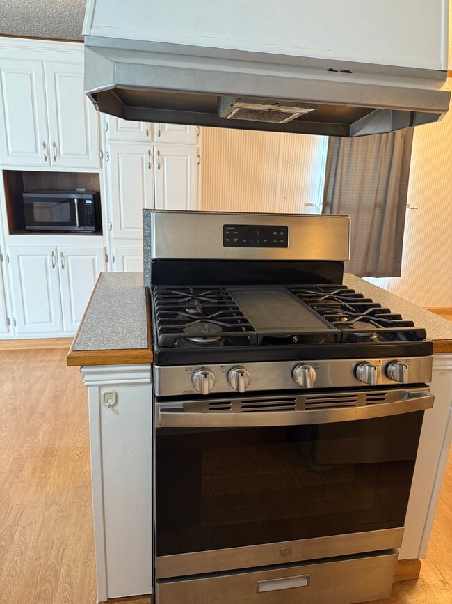 kitchen - 954 N McCue St