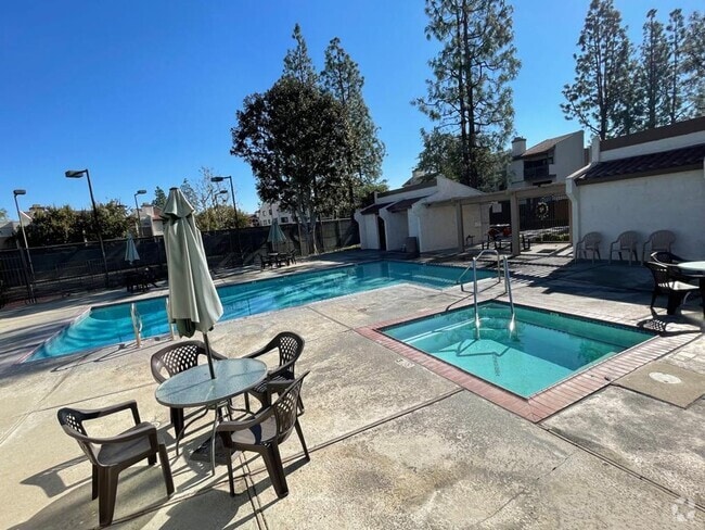 Building Photo - Furnished Tri-Level Townhome | 3BR/3BA | P...