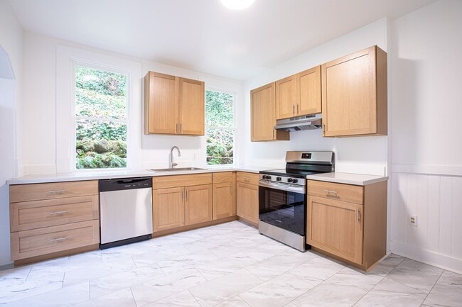 Building Photo - 1940-1946-1946 SW Market St Dr