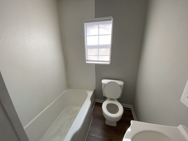 Photo - 817 W Matthews Ave Unit B