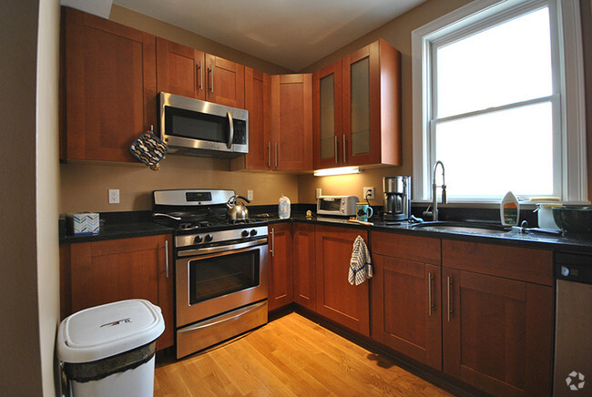 Building Photo - 1592 Beacon St Unit 3 Rental