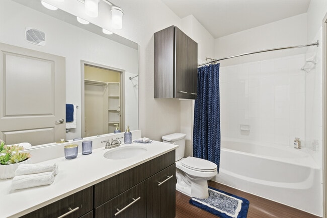 El baño de The View at Crown Ridge Apartments - The View at Crown Ridge