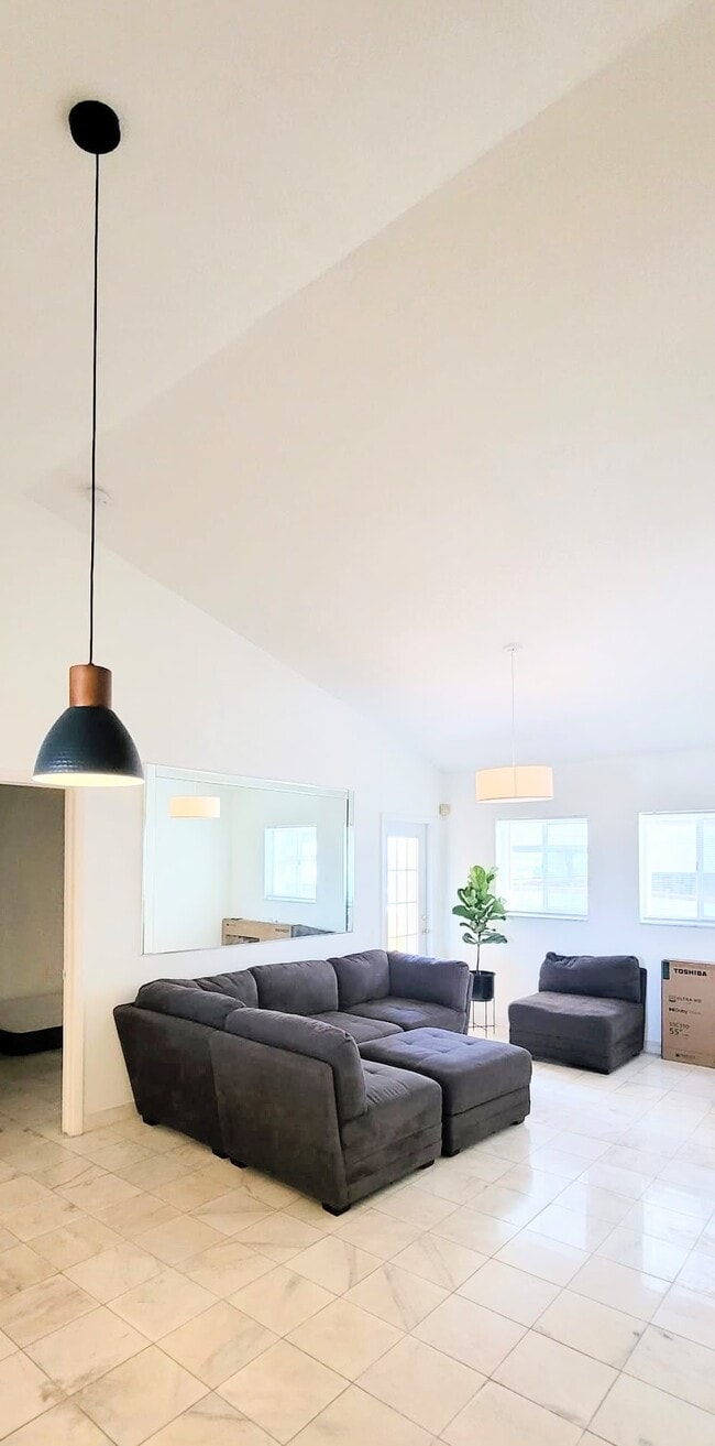 Building Photo - 201 NW 7th St Unit 403