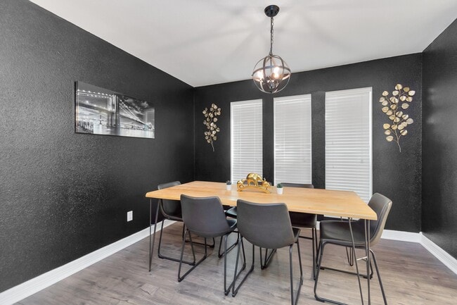 Building Photo - 902 Golden Bear Ln