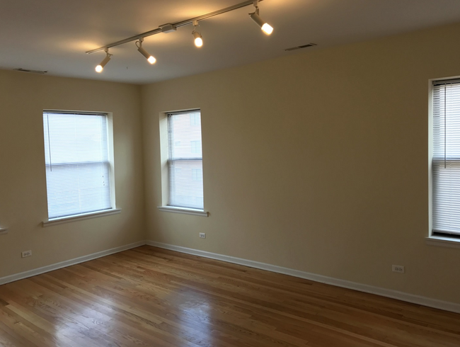 Spacious Living Room - 2807 W Lawrence Ave Apartamentos Unidad D2N