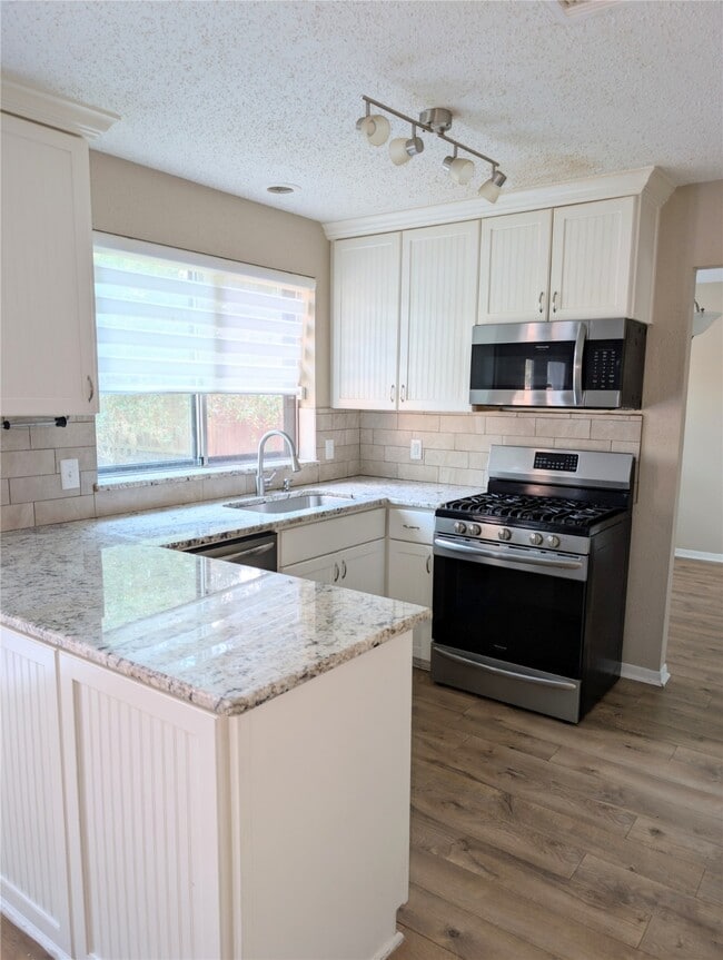 Building Photo - 9303 Palm Shores Dr