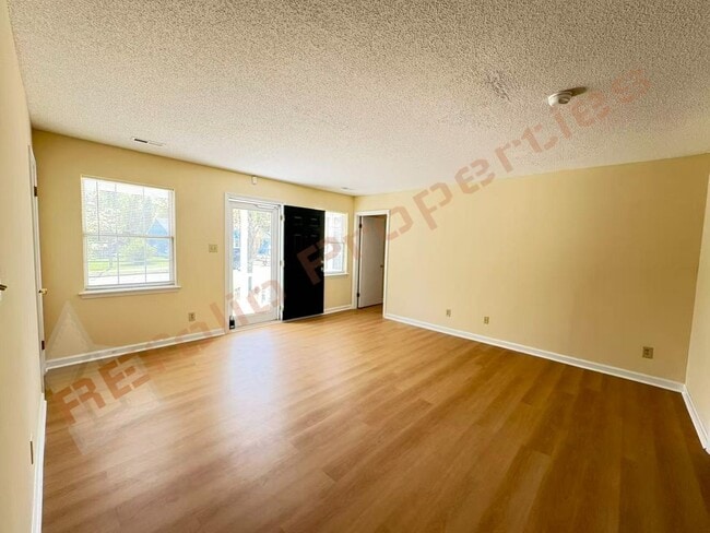 Photo - 703 Larchwood Dr