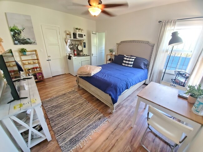 Photo - 166 S Gardner St Unidad 2