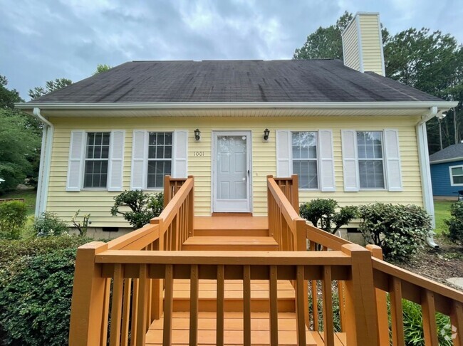 Building Photo - Adorable 3 Bedroom Home in Durham with Fir...