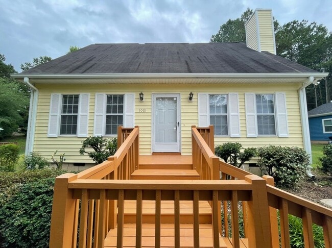 Building Photo - Adorable 3 Bedroom Home in Durham with Fir...