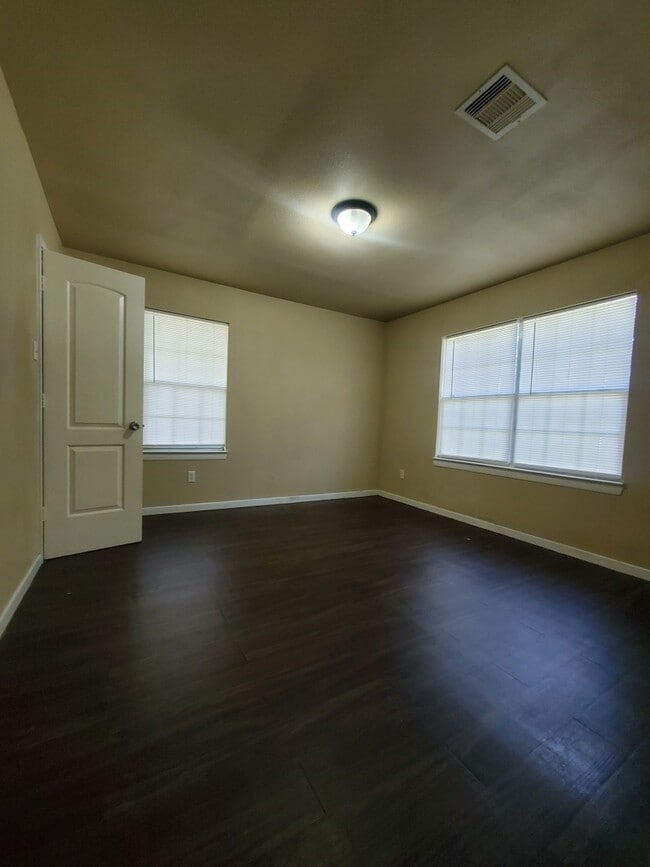 Photo - 512 Avenue A